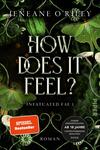 Das Buchcover zeigt auf einem dunklen Hintergrund üppige grüne Blätter und weiße Blumen, die mit zarten glühenden Elementen durchzogen sind. Der Titel „HOW DOES IT FEEL?“ hebt sich prominent in großen, geschwungenen, silbernen Buchstaben ab. Darunter steht der Untertitel „Infatuated Fae I“ in einer schlichten Schriftart. Die Atmosphäre ist mystisch und geheimnisvoll, was auf den fantastischen Inhalt hindeutet. Ein Hinweis „AB 18 JAHRE“ ist sichtbar, um die Altersfreigabe zu verdeutlichen.