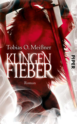 Das Buchcover zeigt eine dynamische, rötliche Farbgebung mit rauchigen, weißen Elementen, die eine geheimnisvolle Stimmung erzeugt. Im Vordergrund ist eine stilisierte Figur zu sehen, die einen langen, scharfen Gegenstand hält, was Spannung und Gefahr vermittelt. Der Titel „Klingenfieber“ steht in großen, weißen Buchstaben im oberen Bereich, während der Autor Tobias O. Meißner und das Wort „Roman“ in kleinerer Schrift darunter platziert sind. Rechts ist das Verlagslogo „Piper“ abgebildet.