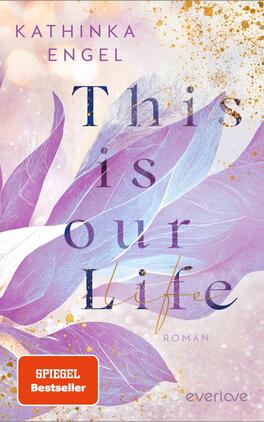 Das Buchcover zeigt pastellfarbene, blühende Blätter in violetten und blauen Tönen, die eine sanfte, verträumte Atmosphäre erzeugen. Der Titel „This is our life“ ist in eleganter, goldener Typografie in der Mitte platziert, während der Zusatz „Roman“ in kleinerer Schrift darunter steht. In der unteren linken Ecke befindet sich ein rotes Label mit weißer Schrift, das „SPIEGEL Bestseller“ anzeigt. Der Autorname „Kathinka Engel“ erscheint oben auf dem Cover in dezenter Schriftart.