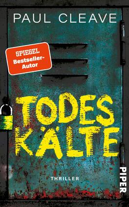 Todeskälte Das Buchcover zeigt eine alte, rostige Metalltür mit einer Senkung, die den Eindruck von Geheimnis und Gefahr vermittelt. In der Mitte prangt der Titel „TODESKÄLTE“ in auffälliger, gelber Schrift, die stark kontrastiert und die Aufmerksamkeit auf sich zieht. Oben befindet sich der Name des Autors „PAUL CLEAVE“ in weißer, klarer Schrift. Ein rotes Label mit dem Text „SPIEGEL Bestseller-Autor“ weist auf den Erfolg des Buches hin. Die Farbgestaltung in Blau, Grau und Schwarz verstärkt die düstere Atmosphäre des Thrillers. Unten rechts ist das Verlagslogo „PIPER“ platziert.