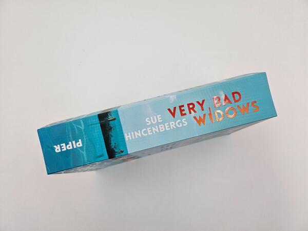 Außenansicht des Buches „Very Bad Widows“