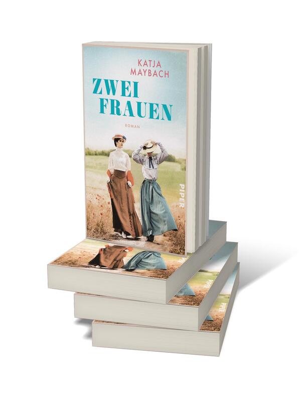 Bücherstapel des Buches „Zwei Frauen“