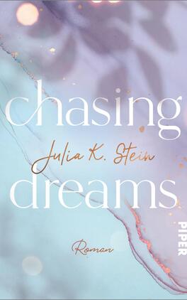 Das Buchcover zeigt einen sanften Farbverlauf in Blau- und Lilatönen, ergänzt durch goldene Akzente, die eine träumerische Atmosphäre schaffen. Im Vordergrund steht der Titel „chasing dreams“ in großer, eleganter Schrift, wobei das Wort „dreams“ geschwungen und verschnörkelt gestaltet ist. Der Name der Autorin, Julia K. Stein, ist in einer schlichten Schriftart unter dem Titel platziert. Am unteren Rand befindet sich der Verweis „Roman“ sowie das Verlagslogo „PIPER“ in kleinerer Schrift.
