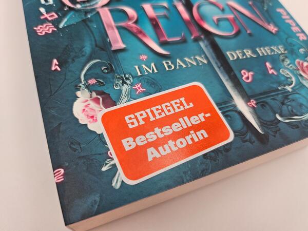 Außenansicht des Buches „Darkest Reign – Im Bann der Hexe“