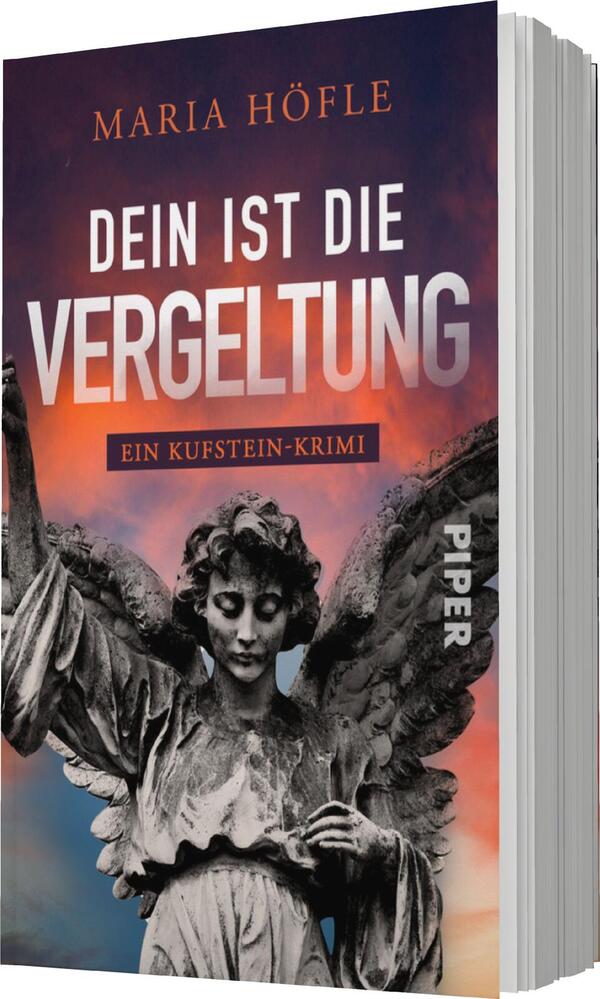 Das Buchcover zeigt eine düstere, dramatische Szenerie mit einer Statue eines Engels im Vordergrund. Der Engel hat eine eindringliche Miene und wird von tiefen Schatten umrahmt. Im oberen Bereich steht der Titel „DEIN IST DIE VERGELTUNG“ in großen, prägnanten Buchstaben, gefolgt von „EIN KUFTSTEIN-KRIMI“ in einer kleineren Schrift. Der Hintergrund ist in kräftigen Rot- und Blautönen gehalten, was eine spannende und geheimnisvolle Atmosphäre vermittelt. Der Autorinnenname „MARIA HÖFLE“ ist in ebenfalls großen Buchstaben oben platziert.