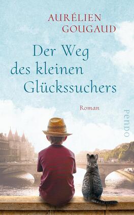 Das Buchcover zeigt einen Jungen mit einem Strohhut, der in rot-gestreifter Kleidung auf einer Mauer sitzt und den Blick auf eine malerische, wolkenreiche Landschaft richtet. Neben ihm sitzt eine Katze. Im Hintergrund sind historische Gebäude und eine Brücke erkennbar. Der Titel „Der Weg des kleinen Glückssuchers“ ist in geschwungener, blauer Schrift platziert, unterhalb davon steht „Roman“. Der Name des Autors, Aurélien Gougaud, findet sich am oberen Rand. Die sanften Farben schaffen eine einladende und nostalgische Atmosphäre.