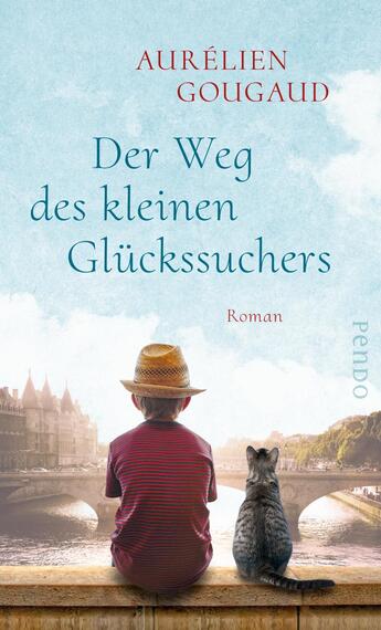 Das Buchcover zeigt einen Jungen mit einem Strohhut, der in rot-gestreifter Kleidung auf einer Mauer sitzt und den Blick auf eine malerische, wolkenreiche Landschaft richtet. Neben ihm sitzt eine Katze. Im Hintergrund sind historische Gebäude und eine Brücke erkennbar. Der Titel „Der Weg des kleinen Glückssuchers“ ist in geschwungener, blauer Schrift platziert, unterhalb davon steht „Roman“. Der Name des Autors, Aurélien Gougaud, findet sich am oberen Rand. Die sanften Farben schaffen eine einladende und nostalgische Atmosphäre.