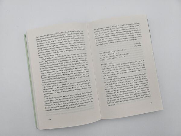 Außenansicht des Buches „First Overland. Als Erste im Land Rover 18.000 Meilen von London nach Singapur “