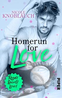 Das Buchcover zeigt einen sportlichen jungen Mann mit toussiertem Haar, der in einer Baseballausrüstung posiert. Er blickt direkt in die Kamera und hat eine entspannte Haltung, während er einen Baseballhandschuh hält. Der Titel „Homerun for Love“ ist in einer auffälligen, modernen Schriftart in Schwarz und Türkis platziert, wobei „Love“ in einem geschwungenen Stil hervorgehoben wird. Der Hintergrund ist in sanften Blau- und Grautönen gehalten und mit pinken Punkten akzentuiert. Unten rechts befindet sich der Text „Read! Sport! Love!“ in einer verspielten grünen Schrift. Der Name der Autorin, Nicole Knoblauch, ist in einer eleganten Schriftwechselschrift in Pink dargestellt.