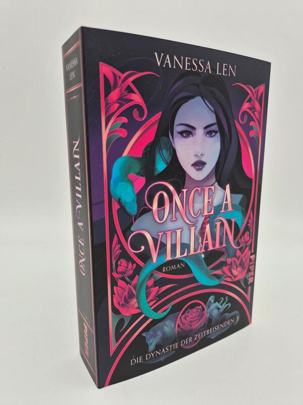 Außenansicht des Buches „Once a Villain“