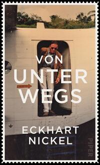 Das Buchcover zeigt einen Mann in Sonnenbrille, der aus einem Flugzeugausgang tritt. Er trägt eine braune Jacke und weiße Hosen. Der Hintergrund ist grün mit Pflanzen. In großen, weißen Buchstaben steht „VON UNTERWEGS“ über dem Bild, gefolgt von „ECKHART NICKEL“ in kleinerer Schrift darunter. Das Cover hat einen nostalgischen, abenteuerlichen Charakter und wirkt einladend durch das Zusammenspiel von Text und Bild.