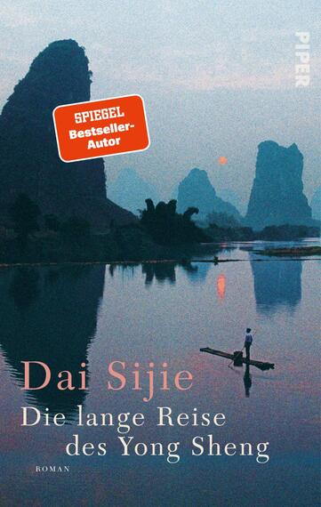 Das Buchcover zeigt eine ruhige Landschaft mit schroffen, sanft beleuchteten Bergformationen, die sich im Wasser spiegeln. In der Mitte ist eine Figur in einem kleinen Boot zu sehen, die in die Ferne paddelt. Der Himmel ist in sanften Blau- und Grautönen gehalten, wodurch eine melancholische Atmosphäre entsteht. Der Titel „Die lange Reise des Yong Sheng“ und der Autorname „Dai Sijie“ sind in eleganter Schriftgröße dargestellt. Oben rechts befindet sich ein rotes Feld mit der Aufschrift „SPIEGEL Bestseller-Autor“.
