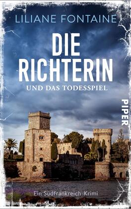 Das Buchcover zeigt eine majestätische Burganlage, umgeben von üppigem Grün und Palmen, unter einem dramatisch bewölkten Himmel. Im Vordergrund erhebt sich ein hoher Turm, während im Hintergrund weitere Gebäudeteile sichtbar sind. Der Titel „DIE RICHTERIN“ ist in großen, weißen Buchstaben prominent platziert, während der Untertitel „und das Todesspiel“ in kleinerer Schrift darunter steht. Am unteren Rand befindet sich der Hinweis „Ein Südfrankreich-Krimi“ in dezentem Schwarz. Das Cover vermittelt eine geheimnisvolle und spannende Atmosphäre.