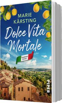 Das Buchcover zeigt eine malerische toskanische Landschaft mit sanften Hügeln und einem klaren blauen Himmel. Im Vordergrund sind orangefarbene Zitronen und grünes Laub prominent platziert. Der Titel „Dolce Vita Mortale“ ist in einer eleganten, geschwungenen Schrift in Weiß gehalten, und der Name der Autorin, Marie Kärsting, befindet sich in grünlicher Schrift oben. Ein Wimpel in den Farben der italienischen Flagge kennzeichnet das Genre „Toskana-Krimi“. Die Gesamtatmosphäre vermittelt mediterranes Flair und Spannung.