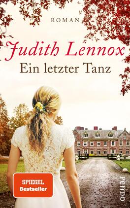Das Buchcover zeigt eine rückwärtige Ansicht einer Frau mit blonden, lockigen Haaren, die ein weißes Oberteil trägt. Sie steht in einem Park, in dem sich ein prächtiges Herrenhaus im Hintergrund erhebt, umgeben von roten und orangefarbenen Blättern, die auf den Herbst hindeuten. Der Titel „Ein letzter Tanz“ und der Name der Autorin „Judith Lennox“ sind in einer eleganten, roten Schrift platziert. Ein rotes Label im unteren Bereich mit dem Text „SPIEGEL Bestseller“ hebt sich hervor.