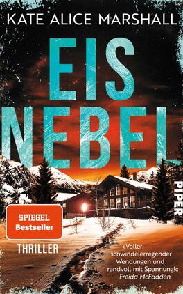 Das Buchcover zeigt eine winterliche Landschaft mit schneebedeckten Bergen und einem dunkelbraunen Holzhaus, das von Tannenbäumen umgeben ist. Der Himmel ist in warmen Orangetönen gestaltet, die in ein tiefes Blau übergehen. Der Titel „EISNEBEL“ ist in großen, hellblauen Buchstaben platziert und wird von einem grauen Schatten umrahmt. Unter dem Titel steht in kleinerer Schrift „Thriller“, gefolgt vom Autorinnennamen Kate Alice Marshall und dem Verlagsnamen „Piper“. Die Atmosphäre vermittelt Spannung und Geheimnis.