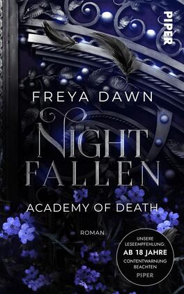 Das Buchcover zeigt einen dunklen, mystischen Hintergrund mit filigranen, metallischen Elementen und ornamentalem Design. Im Vordergrund ragen schwarze Federn hervor, ergänzt durch violette Blumen, die eine geheimnisvolle Atmosphäre schaffen. Der Titel „NIGHT FALLEN“ ist in großen, silbernen Buchstaben zentral platziert und wird von dem Namen der Autorin „FREYA DAWN“ überragt. Darunter steht der Zusatz „ACADEMY OF DEATH“.