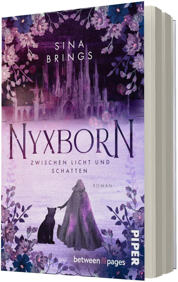 Das Buchcover zeigt eine in Lila- und Rosatönen gehaltene Fantasyszene: oben florale Ranken, in der Mitte ein nebelverhüllter gotischer Schlossbau, darunter der große Titel „Nyxborn“ in Serifenschrift. Autorin „Sina Brings“ steht oben, der Untertitel „Zwischen Licht und Schatten“ sowie das Wort „Roman“ sind kleiner platziert. Im Vordergrund eine Kapuzenfigur, die eine schwarze Katze an der Seite hat. Verlagslogo nicht beschrieben.