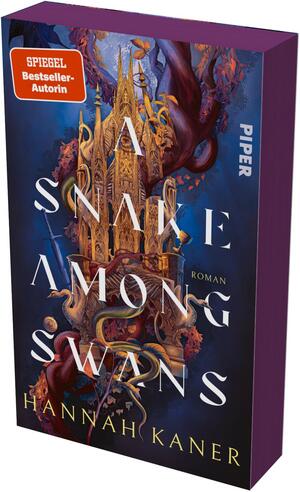 Das Buchcover zeigt einen dunkelgrünen, neblig strukturierten Hintergrund mit dem weißen, verschnörkelten Seriftitel „A Snake Among Swans“ und dem Autorennamen „Hannah Kaner“ in Großbuchstaben oben. Ein orangefarbener Badge oben links trägt „SPIEGEL Bestseller-Autorin“, mittig ein gelbgrüner ovaler Aufkleber den Text „VORLÄUFIGES COVER“. Unten steht klein „Roman“. Gesamtwirkung: geheimnisvoll, elegant und leicht bedrohlich.