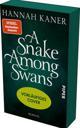 Das Buchcover zeigt einen dunkelgrünen, neblig strukturierten Hintergrund mit dem weißen, verschnörkelten Seriftitel „A Snake Among Swans“ und dem Autorennamen „Hannah Kaner“ in Großbuchstaben oben. Ein orangefarbener Badge oben links trägt „SPIEGEL Bestseller-Autorin“, mittig ein gelbgrüner ovaler Aufkleber den Text „VORLÄUFIGES COVER“. Unten steht klein „Roman“. Gesamtwirkung: geheimnisvoll, elegant und leicht bedrohlich.
