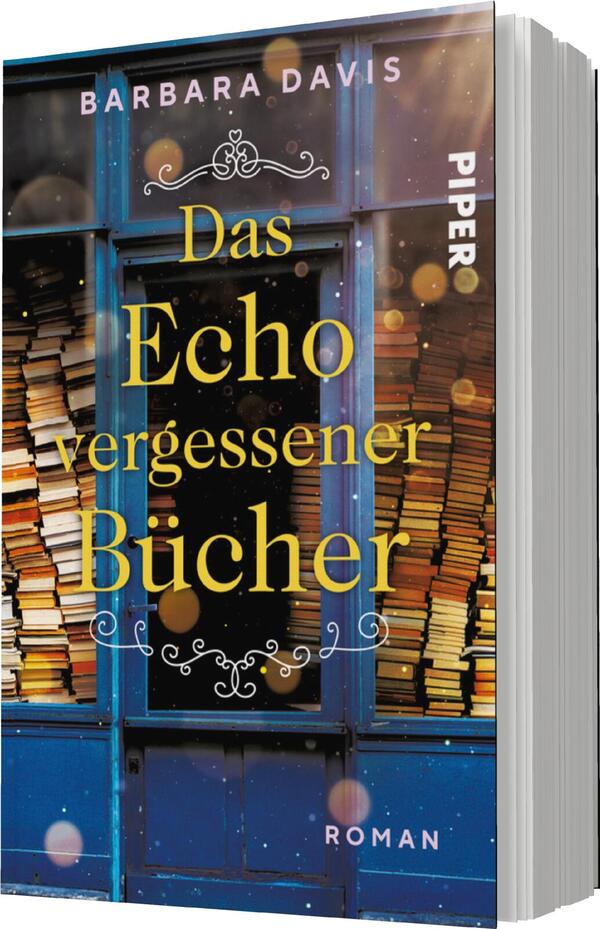 Das Buchcover zeigt eine eindrucksvolle Darstellung eines Bücherregals hinter einem blauen Fenster. Die Regale sind überfüllt mit zahlreichen Büchern, deren Farbtöne von warmen Gold- und Brauntönen bis zu kühlen Blautönen reichen. In der oberen linken Ecke steht der Name der Autorin „Barbara Davis“. Der Titel „Das Echo vergessener Bücher“ ist in großen, goldenen Buchstaben zentriert und wird von filigranen, weißen Verzierungen umrahmt. Unten rechts steht das Wort „Roman“. Die gesamte Atmosphäre vermittelt eine nostalgische und einladende Stimmung.