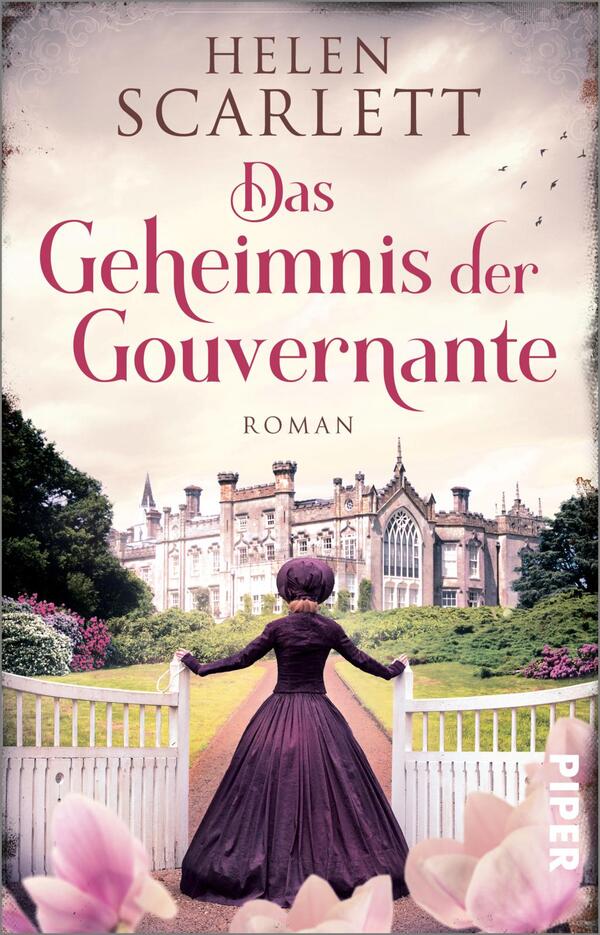 Das Buchcover zeigt eine elegante Frau in einem dunkelvioletten Kleid, die vor einem prächtigen Herrenhaus steht. Im Hintergrund ist das Gebäude aus grauem Stein mit Türmen und Bögen zu sehen, umgeben von grünen Wiesen und bunten Blumen. Der Himmel ist sanft rosa, was eine romantische Atmosphäre schafft. Der Titel „Das Geheimnis der Gouvernante“ ist in großen, geschwungenen roten Buchstaben oberhalb der Frau platziert, während der Name der Autorin, Helen Scarlet, darüber in kleinerer Schrift erscheint.