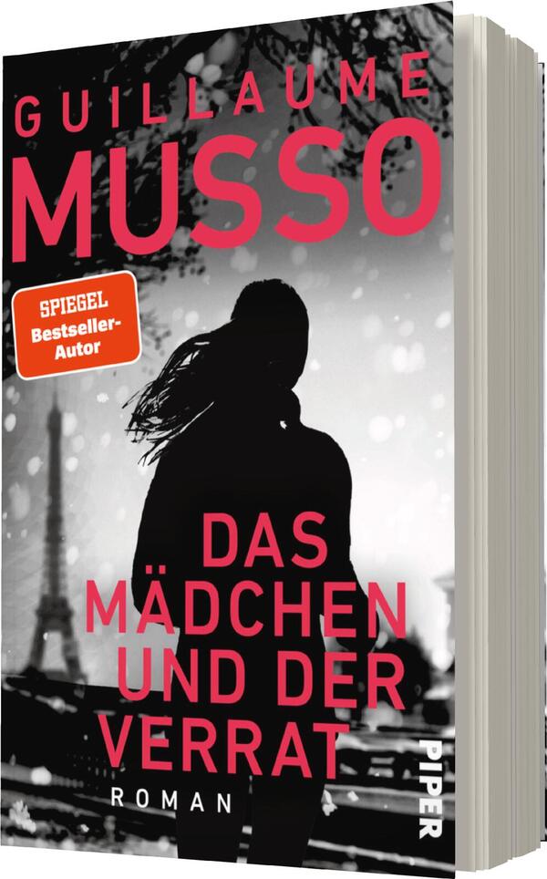 Das Buchcover zeigt eine silhouettenhafte Figur einer Frau mit langen Haaren, die in einem winterlichen Paris steht. Im Hintergrund ist der Eiffelturm zu erkennen, umgeben von schneebedeckten Landschaften. Der Titel „DAS MÄDCHEN UND DER VERRAT“ ist in auffälligem Pink platziert, während der Autorenname „GUILLAUME MUSSO“ oben in größerer Schrift erscheint. Ein rotes Kästchen enthält den Hinweis „SPIEGEL Bestseller-Autor“. Die Farbgestaltung vermittelt eine mysteriöse und melancholische Atmosphäre.