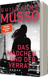 Das Buchcover zeigt eine silhouettenhafte Figur einer Frau mit langen Haaren, die in einem winterlichen Paris steht. Im Hintergrund ist der Eiffelturm zu erkennen, umgeben von schneebedeckten Landschaften. Der Titel „DAS MÄDCHEN UND DER VERRAT“ ist in auffälligem Pink platziert, während der Autorenname „GUILLAUME MUSSO“ oben in größerer Schrift erscheint. Ein rotes Kästchen enthält den Hinweis „SPIEGEL Bestseller-Autor“. Die Farbgestaltung vermittelt eine mysteriöse und melancholische Atmosphäre.