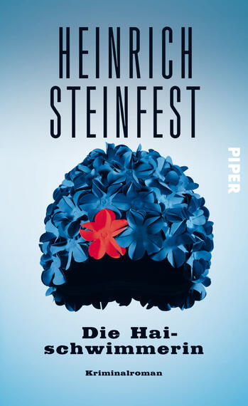 Das Buchcover zeigt einen stilisierten, blauen Kopf aus Blumen, der eine geheimnisvolle und künstlerische Atmosphäre vermittelt. In der Mitte blüht eine auffällige, rote Blume hervor. Der Titel „Die Haischwimmerin“ ist in schwarzer, klarer Typografie platziert und hebt sich gut vom Hintergrund ab. Der Autor „Heinrich Steinfest“ ist in schmalen, hohen Buchstaben an der oberen Kante des Covers zu finden. Der Hintergrund ist in einem sanften Farbverlauf von hellblau zu weiß gehalten, was dem Cover eine beruhigende, aber zugleich spannende Ausstrahlung verleiht.