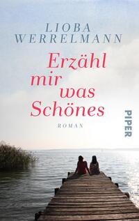 Das Buchcover zeigt zwei Frauen, die auf einem Holzsteg am Wasser sitzen und die Füße ins Wasser tauchen. Im Hintergrund erstreckt sich ein ruhiger See unter einem hellen, bewölkten Himmel. Der Titel „Erzähl mir was Schönes“ ist in auffälligem, rotem Schriftzug mittig platziert, während die Autorin „Lioba Werrelmann“ oben in sanften Blautönen steht. Der Verlagshinweis „Piper“ ist in weißer Schrift in der rechten unteren Ecke positioniert. Die ruhige und einladende Atmosphäre des Covers vermittelt eine Geschichte von Begegnungen und Erinnerungen.