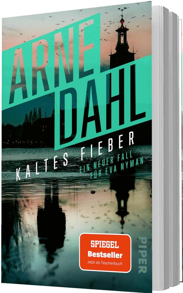 Das Buchcover zeigt eine abendliche Stadtsilhouette mit Glockenturm und ziehenden Vögeln über ruhigem Wasser mit deutlicher Spiegelung. Ein schräger türkisgrüner Balken trägt in großen Lettern den Autorennamen ARNE DAHL; darunter der Titel „KALTES FIEBER“ und der Untertitel „Ein neuer Fall für Eva Nyman“. Farbpalette: Türkis, Schwarz und pfirsichfarbener Himmel. Unten ein oranger Button „SPIEGEL Bestseller – Jetzt als Taschenbuch“. Atmosphärisch kühl und spannungsgeladen.