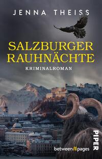 Das Buchcover zeigt eine winterliche Ansicht Salzburgs mit der Hohensalzburg-Festung vor schneebedeckten Bergen, darüber ein kreisender Rabe. Im Vordergrund eine Gestalt mit zotteligem Fell und großen, geschwungenen Tierhörnern. Dominierende düstere Blau- und Grautöne kontrastieren mit dem großen, gelben Titel „SALZBURGER RAUHNÄCHTE“. Oben steht der Autorenname „Jenna Theiss“ in weißen Großbuchstaben, darunter der weiße Untertitel „KRIMINALROMAN“. Atmosphäre: unheimlich und spannungsgeladen.