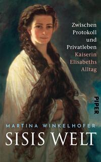 Das Buchcover zeigt ein Porträt einer jungen Frau mit langen, lockigen Haaren und einem sanften, einladenden Ausdruck. Sie trägt ein helles, schlichtes Kleid, das ihre Eleganz unterstreicht. In sanften Erdtönen gehalten, vermittelt das Cover eine nostalgische Atmosphäre. Der Titel „SISIS WELT“ ist in großer, weißer Schrift am unteren Rand platziert, während der Untertitel „Zwischen Protokoll und Privatleben Kaiserins Elisabeths Alltag“ in kleineren, grauen Buchstaben darüber steht. Der Autorennamen „Martina Winkelhofer“ befindet sich ebenfalls in weißer Schrift am unteren Rand.