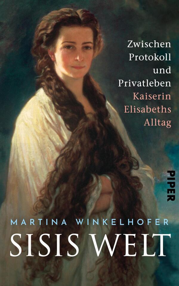Das Buchcover zeigt ein Porträt einer jungen Frau mit langen, lockigen Haaren und einem sanften, einladenden Ausdruck. Sie trägt ein helles, schlichtes Kleid, das ihre Eleganz unterstreicht. In sanften Erdtönen gehalten, vermittelt das Cover eine nostalgische Atmosphäre. Der Titel „SISIS WELT“ ist in großer, weißer Schrift am unteren Rand platziert, während der Untertitel „Zwischen Protokoll und Privatleben Kaiserins Elisabeths Alltag“ in kleineren, grauen Buchstaben darüber steht. Der Autorennamen „Martina Winkelhofer“ befindet sich ebenfalls in weißer Schrift am unteren Rand.