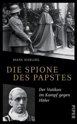 Das Buchcover zeigt ein historisches Schwarz-Weiß-Foto mit einem Papst, der von Soldaten bewacht wird. Der Titel „DIE SPIONE DES PAPSTES“ ist in großen, goldenen Buchstaben platziert, während der Untertitel „Der Vatikan im Kampf gegen Hitler“ in kleineren, weißen Buchstaben darunter steht. Der Autorname „MARK RIEBLING“ befindet sich oben in weißer Schrift. Der Hintergrund ist überwiegend schwarz, was die dramatische Atmosphäre des Covers verstärkt.