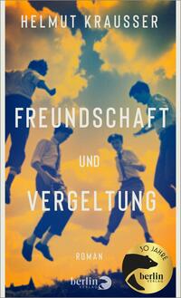 Das Buchcover zeigt eine dynamische Szene mit mehreren Jungen, die fröhlich in die Luft springen. Der Hintergrund ist in warmen Gelb- und Blautönen gehalten, was eine optimistische Atmosphäre erzeugt. Der Titel „Freundschaft und Vergeltung“ ist in markanter, weißer Schrift mittig platziert. Der Autor Helmut Krausser ist oben in kleinerer Schrift zu sehen. Zusätzlich enthält das Cover einen runden Aufkleber mit der Aufschrift „30 Jahre“ und einem Symbol. Das Design vermittelt Leichtigkeit und emotionale Intensität.
