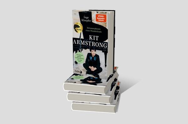 Bücherstapel des Buches „Kit Armstrong – Metamorphosen eines Wunderkinds“