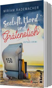 Das Buchcover zeigt einen Strandkorb am Meer. Der Korb ist leicht geöffnet und trägt die Nummer „150“. Im Hintergrund leuchtet der Himmel in sanften Blau- und Grautönen, während die Wellen sanft den Strand berühren. Der Titel „Seeluft, Mord und Grätenstich“ steht in einer verspielten, roten Schrift, gefolgt von dem Untertitel „Ostsee-Krimi“ in einfacher Schrift. Am unteren Rand ist das Verlagslogo „PIPER“ platziert. Die Atmosphäre wirkt sommerlich und gleichzeitig geheimnisvoll.