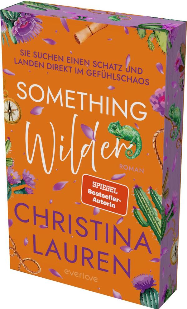 Das Buchcover zeigt einen lebendigen, orangenen Hintergrund mit einer Illustrationsanordnung aus verschiedenen Pflanzen, darunter Kakteen und lila Blüten. Oberhalb des Titels „SOMETHING Wilder“ steht der Untertitel „Roman“ in einer verspielten Schrift. Darunter prangt der Autorinnennamen „CHRISTINA LAUREN“ in einer markanten, weißen Typografie. Am oberen Rand befindet sich zusätzlich der Hinweis „SIE SUCHEN EINEN SCHATZ UND LANDEN DIREKT IM GEFÜHLSCHAOS“. Eine dynamische und einladende Atmosphäre wird durch die fröhlichen Farben und das verspielte Design vermittelt.