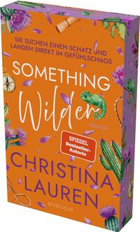 Das Buchcover zeigt einen lebendigen, orangenen Hintergrund mit einer Illustrationsanordnung aus verschiedenen Pflanzen, darunter Kakteen und lila Blüten. Oberhalb des Titels „SOMETHING Wilder“ steht der Untertitel „Roman“ in einer verspielten Schrift. Darunter prangt der Autorinnennamen „CHRISTINA LAUREN“ in einer markanten, weißen Typografie. Am oberen Rand befindet sich zusätzlich der Hinweis „SIE SUCHEN EINEN SCHATZ UND LANDEN DIREKT IM GEFÜHLSCHAOS“. Eine dynamische und einladende Atmosphäre wird durch die fröhlichen Farben und das verspielte Design vermittelt.