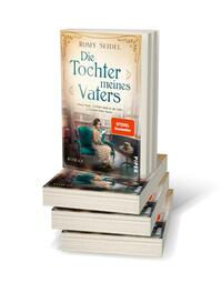 Bücherstapel des Buches „Die Tochter meines Vaters“