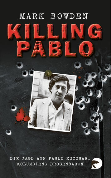 Das Buchcover zeigt einen dunklen Hintergrund, auf dem zahlreiche Einschusslöcher zu sehen sind. Im oberen Bereich steht der Titel „KILLING PABLO“ in großen, rot gefärbten Buchstaben, die an Blut erinnern. Darunter befindet sich der Autorennamen „MARK BOWDEN“ in weißer Schrift. In der Mitte des Covers ist ein schwarz-weißes Portrait eines Mannes abgebildet, der einen hellen Anzug trägt. Unten steht der Untertitel „Die Jagd auf Pablo Escobar, Kolumbiens Drogenbaron“ in einer schlichten Schrift.