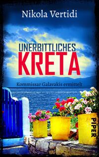 Das Buchcover zeigt eine farbenfrohe Küstenlandschaft mit tiefblauem Himmel und Meer im Hintergrund. Im Vordergrund stehen blühende Blumen in gelben und roten Töpfen sowie eine hellblaue Stuhllehne. Der Titel „UNERBITTLICHES KRETA“ ist in großen, roten Lettern zentriert und zieht sofort die Aufmerksamkeit auf sich. Darunter steht in kleinerer Schrift „Kommissar Galavakis ermittelt“. Der Name des Autors, Nikola Vertidi, befindet sich oben, in einer weißen, klaren Typografie. Die Atmosphäre vermittelt ein Gefühl von mediterraner Schönheit und Spannung.