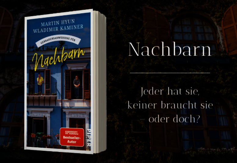 Buch mit Hausfassade im Hintergrund