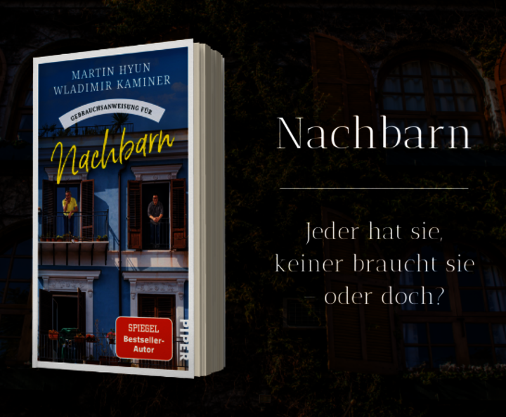 Buch mit Hausfassade im Hintergrund