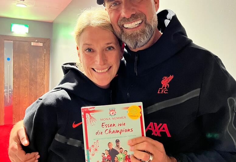 Mona Nemmer und Jürgen Klopp mit Nemmers Buch „Essen wie die Champiomns“