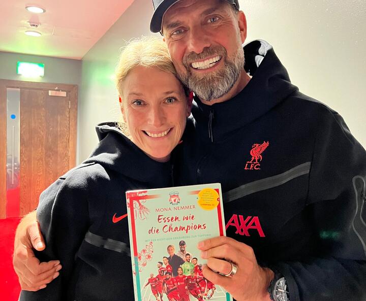 Mona Nemmer und Jürgen Klopp mit Nemmers Buch „Essen wie die Champiomns“