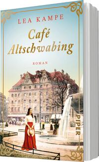 Das Buchcover zeigt eine stimmungsvolle, nostalgische Szenerie des „Café Altschwaning“. In sanften Pastelltönen ist eine Frau in einem eleganten roten Kleid abgebildet, die einen Sonnenhut trägt. Im Hintergrund ist ein historisches Gebäude zu sehen, umgeben von Bäumen und Passanten. Der Titel „Café Altschwang“ ist in geschwungener goldener Schrift platziert, gefolgt von dem Wort „Roman“ darunter. Oben steht der Name der Autorin, Lea Kampe. Das Cover strahlt eine einladende, charmante Atmosphäre aus.