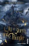 Das Buchcover zeigt eine mystische Stadt, umgeben von dunklen, sturmgepeitschten Wolken und Blitzen. Im Vordergrund sind Silhouetten von Vögeln zu sehen, die sich in die düstere Atmosphäre einfügen. Der Titel „City of Storm and Thunder“ wird in geschwungener, goldener Schrift prominent dargestellt, während der Hinweis „Roman“ in schlichtem Schriftstil darunter steht. Der Name der Autorin, Manuela Elser, befindet sich am oberen Rand des Covers. Die Farbpalette umfasst tiefblaue und graue Töne, die eine spannende, dramatische Stimmung erzeugen.