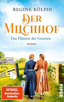 Das Buchcover zeigt zwei Frauen, die von hinten auf eine ländliche Szenerie blicken. Die eine trägt ein blaues Kleid, die andere ein braunes. Im Hintergrund sind ein Bauernhof und weite Wiesen unter einem hellblauen Himmel zu sehen. Der Titel „Der Milchhof“ ist in großen orangen Buchstaben prominent platziert, gefolgt vom Untertitel „Das Flüstern der Gezeiten“ in kleinerer Schrift. Der Name der Autorin, Regine Kölpin, steht oben in schwarz. Die Atmosphäre ist harmonisch und ländlich.